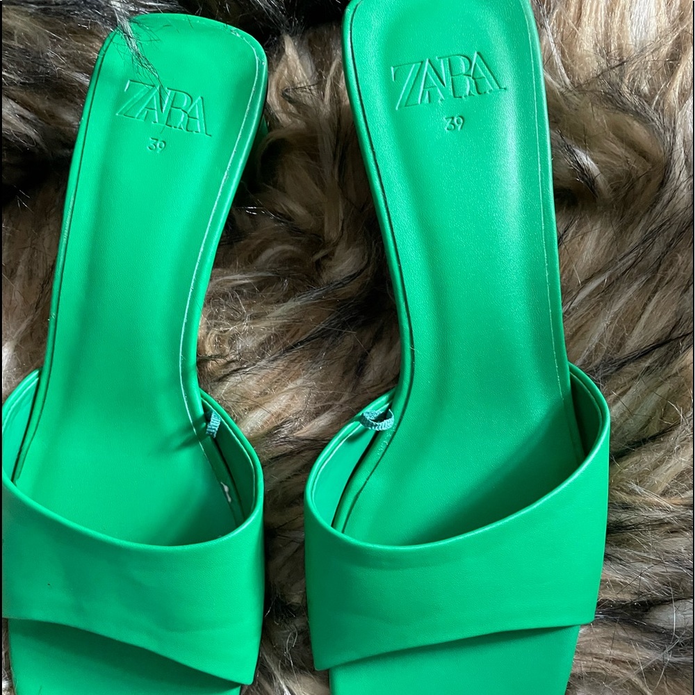 Great Zara flat sandals 🩴 size. Lightly worn. Good condition. See pics